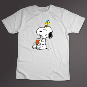 Remera blanca Snoopy mateando