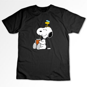 Remera negra Snoopy mateando